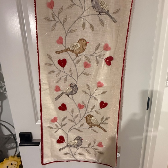 Nicole Miller Valentine Hearts & Bird Print Table Runner Sz 16 x 90 - Picture 2 of 8